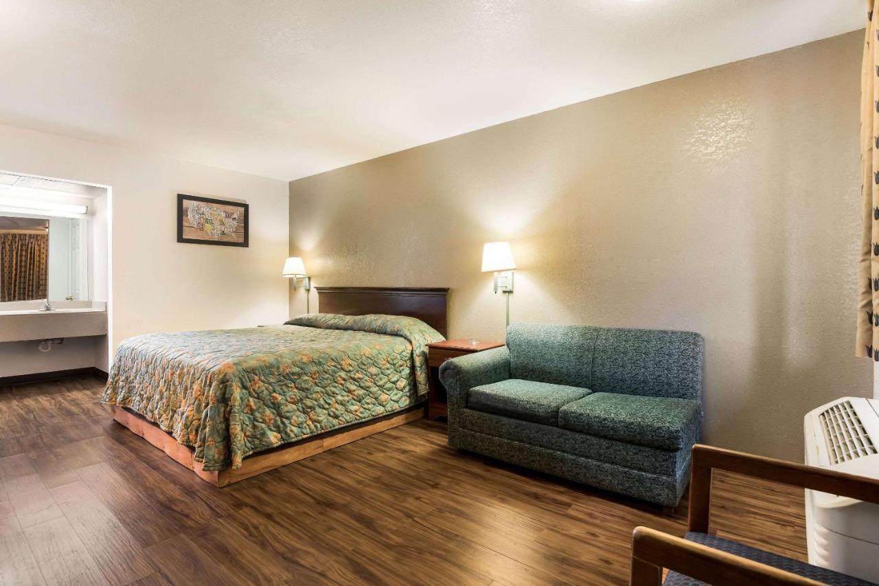 Econo Lodge Bartlesville Hwy 75 Exterior photo